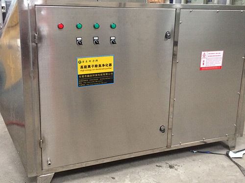 　　電子廠廢氣凈化采用光氧<a href='http://www.vmpetroleum.com/products/chuchen/jh/gongyefeiqichuli/' target='_blank' title='廢氣處理設(shè)備' ><strong>廢氣處理設(shè)備</strong></a>如何  　　關(guān)鍵詞：電子廠廢氣凈化，光氧<a href='http://www.vmpetroleum.com/products/chuchen/jh/gongyefeiqichuli/' target='_blank' title='廢氣處理設(shè)備' ><strong>廢氣處理設(shè)備</strong></a>  　　電子廠廢氣處理一般采用什么廢氣處理設(shè)備？  　　光催化氧化法：采用C波段（僅次于切割不銹鋼的激光，強(qiáng)于氬弧焊光源的數(shù)十倍強(qiáng)度）在設(shè)備內(nèi)，強(qiáng)裂解惡臭物質(zhì)分子鏈，改變物質(zhì)結(jié)構(gòu)，將高分子污染物質(zhì)，裂解、氧化成為低分子無害物質(zhì)，如水和二氧化碳等；