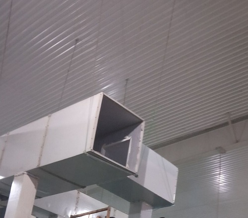 車間水簾風扇負壓風機+降溫水簾通風降溫系統(tǒng);體后必將成為廠房通風降溫設備的主流。濕簾（水簾）性能特點：采用新材料與空間交聯(lián)技術，高吸水、高耐水、抗霉變、耐腐蝕、使用壽命長。產(chǎn)品蒸發(fā)比表面大，降溫效率達80%以上。產(chǎn)品含表面活性劑，自然吸水，擴散速度快，效能持久。