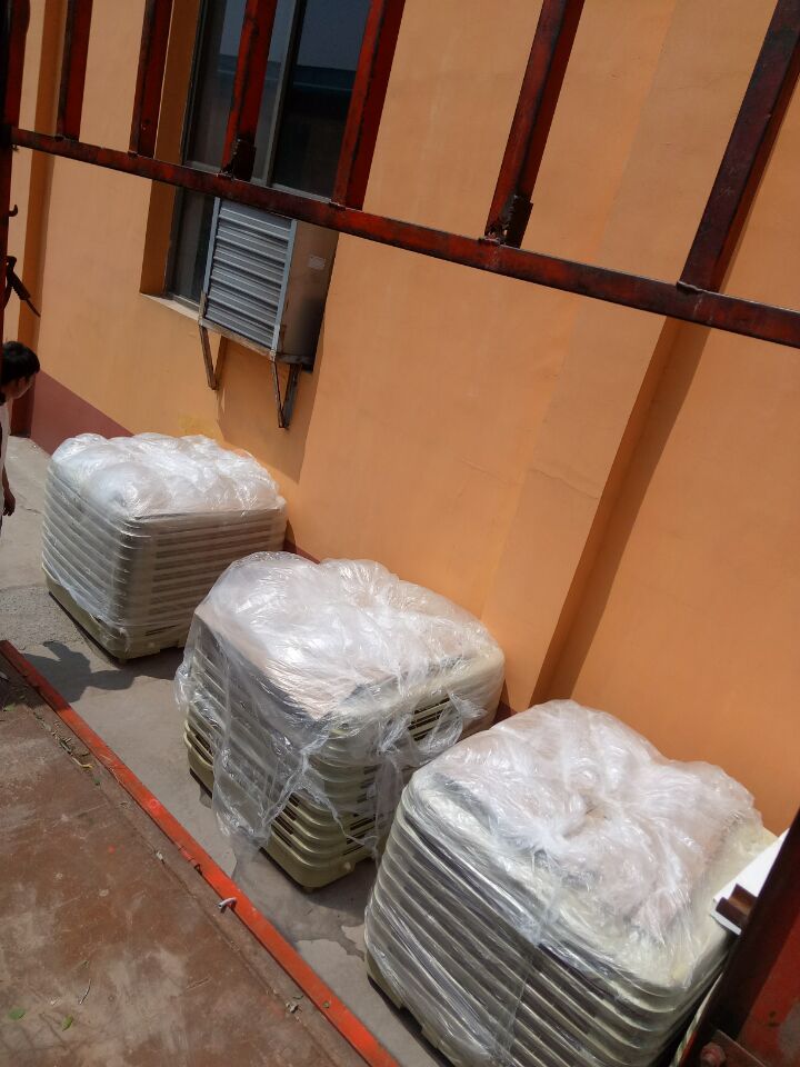 大型工廠降溫需要收益空調(diào)結合管道局部崗位送風 而一般大的廠房就可以用水風機整體降溫即可大型廠房面積大、有熱源，如何降溫？安裝環(huán)?？照{(diào)輸送大量涼爽鮮風進入車間；大量涼風中和車間內(nèi)溫，吹人吹設備效果更佳；百平方只需一度電，降溫同時還可改善異味；舒適的工作環(huán)境、大大提高員工生產(chǎn)效率。