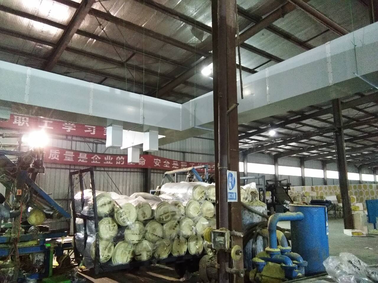 大型節(jié)能吊扇舒適的自然風(fēng)解決了以下問題  1、物流園多為鋼結(jié)構(gòu)現(xiàn)場，到了夏天，室內(nèi)溫度比室外溫度高！  2、工作場所面積大的空氣不流通等，員工的工作環(huán)境普遍不好，工作效率低，有時會因悶熱而中暑。  3、工廠工作環(huán)境差，員工流動性大，企業(yè)人工費增加。  4、物流現(xiàn)場、倉庫面積大，員工分散，主要用于堆積貨物，降溫換氣設(shè)備難以選擇！