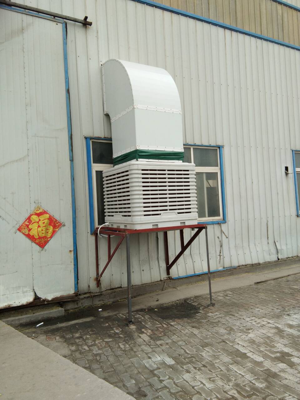　車間降溫設(shè)備是根據(jù)水蒸發(fā)吸熱降溫的物理原理進(jìn)行降溫的，所以該降溫設(shè)備運(yùn)行成本是極低的。這樣人員的降溫問題解決了，投資成本也能控制在合理的范圍。