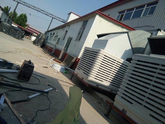 濕簾冷風(fēng)機(jī)和風(fēng)機(jī)水簾降溫系統(tǒng)是目前利用水蒸發(fā)原理降溫的兩種重要方式，在國(guó)內(nèi)車間降溫，廠房降溫，養(yǎng)殖場(chǎng)降溫，溫室大棚中都能見到。濕簾冷風(fēng)機(jī)與風(fēng)機(jī)水簾降溫系統(tǒng)都是利用軸流風(fēng)機(jī)的負(fù)壓原理加速了濕簾的水蒸發(fā)效率，并將涼氣鼓入或吸入室內(nèi)形成降溫的不同方式實(shí)現(xiàn)形式。原理一致，都是水蒸發(fā)降溫；外形不一樣，因?yàn)闈窈熇滹L(fēng)機(jī)是由外向內(nèi)鼓涼氣，風(fēng)機(jī)水簾降溫系統(tǒng)是由風(fēng)機(jī)將室內(nèi)熱空氣外排，同時(shí)將濕簾處降溫后的涼氣吸入室內(nèi)。