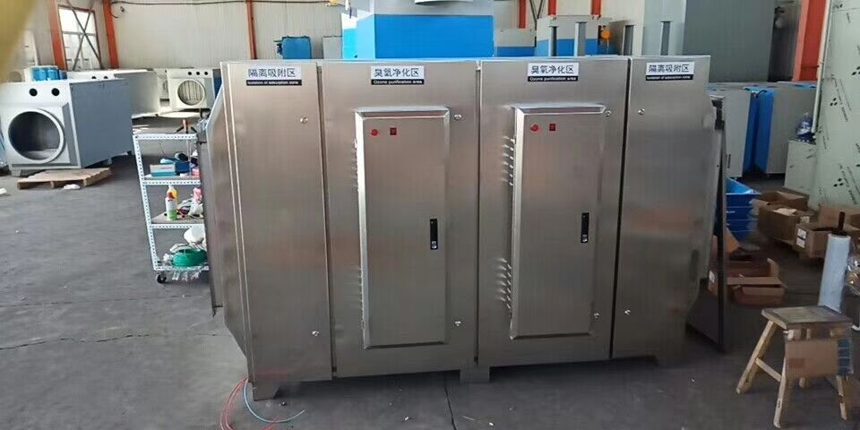 1.離心式風(fēng)機(jī)，風(fēng)機(jī)壓頭高，噪聲小，其中采用機(jī)翼形葉片的后彎式風(fēng)機(jī)是一種低噪聲高效風(fēng)機(jī)。 2.軸流式風(fēng)機(jī)，在葉輪直徑、轉(zhuǎn)速相同的情況下,風(fēng)壓比離心式低,噪聲比離心式高，主要用于系統(tǒng)阻力小的通風(fēng)系統(tǒng);優(yōu)點(diǎn)：體積小、安裝簡便，可以直接裝設(shè)在墻上或管道內(nèi)。 3.安裝負(fù)壓風(fēng)機(jī)與水簾后，再把地下深井水抽上來直接供給水簾，（地下水一般溫度在16-20度）室外35度，車間內(nèi)溫度能控制在24-28度左右。基本上和空調(diào)一樣的效果。 4.部分家采用光解凈化設(shè)備，其運(yùn)行成本低：本設(shè)備無任何機(jī)械動作，無噪音，無需專人管理和日常維護(hù)，只需作定期檢查，本設(shè)備能耗低，（每處理1000立方米/小時，僅耗電約0.35度電能），設(shè)備風(fēng)阻極低＜50pa,可節(jié)約大量排風(fēng)動力能耗。