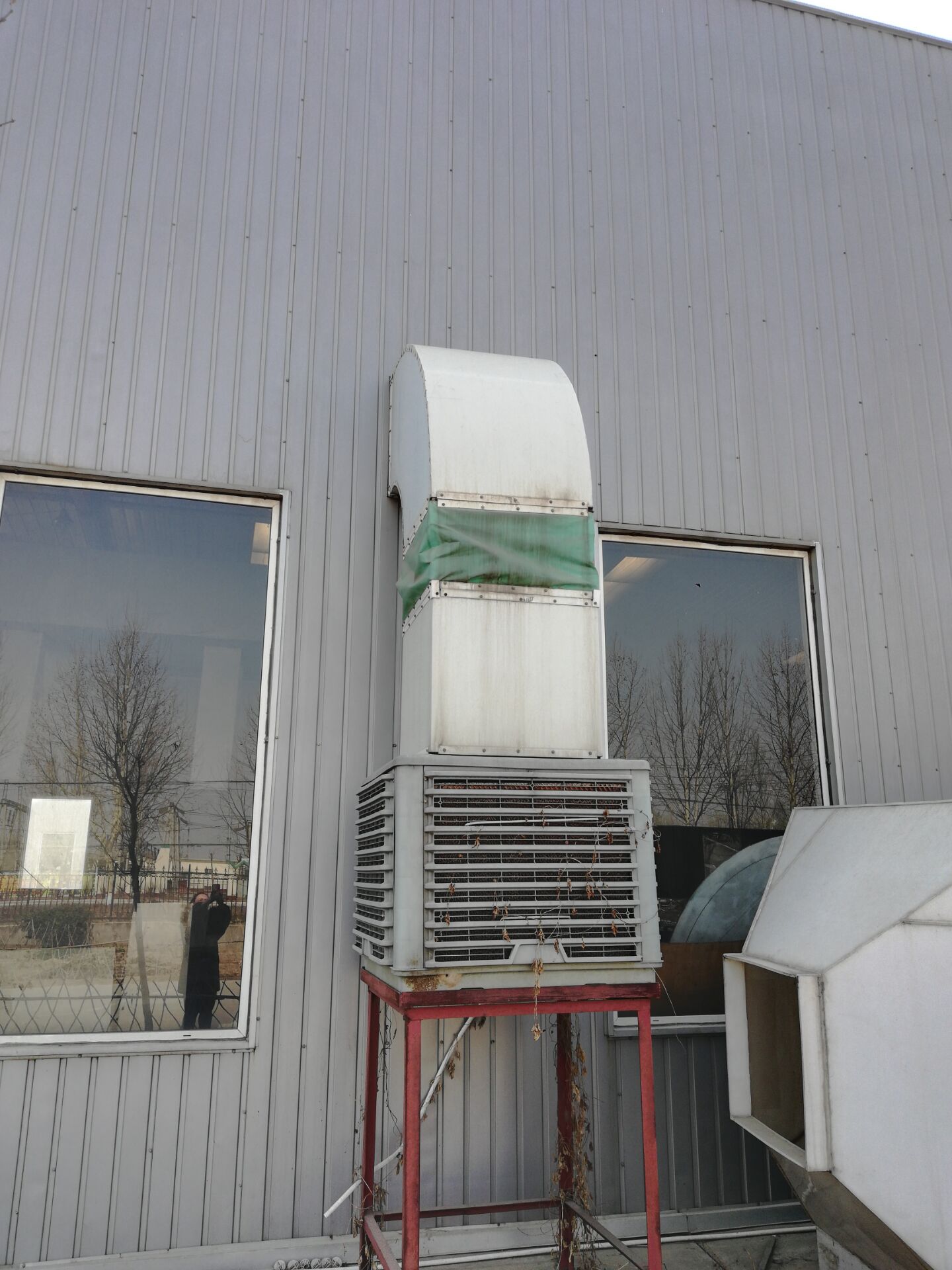 水簾風機安裝在車間等密閉大型工廠，作為抽風換氣用；與濕簾搭配，安裝于車間內迅速降溫，同時具有一定的濕度；放在地上或者掛在空中，使用在大型車間，作為排風扇使用，通常情況下1000平左右的大型空間，四臺風機即可達到滿屋通風降溫的效果。 負壓風機是運用空氣對流，負壓換氣的原理來設計，安裝在通風不良的對向，可以將室內停滯不重的熱氣、異味、烏煙、穢氣，在較短的時間內迅速排出室外，使室內溫度降低到與室外溫度相同，卻能感覺到比室外更涼爽。