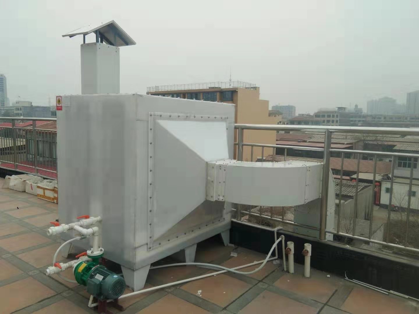 電線電纜廠廢氣異味處理采用設(shè)備方案，活性炭吸附塔,是一種經(jīng)濟(jì)實(shí)用型有機(jī)廢氣的凈化與治理裝置;是一種廢氣過濾吸附異味的環(huán)保設(shè)備產(chǎn)品。